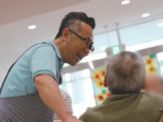 会話を楽しむ様子