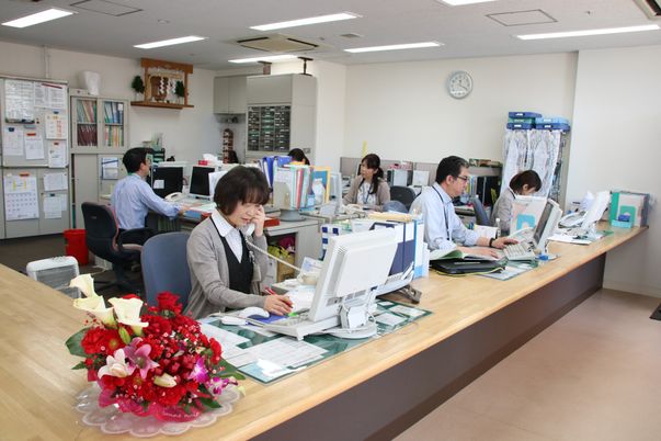 落ち着いたデスクの室内