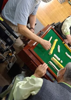 ゲームを楽しむ男性たち