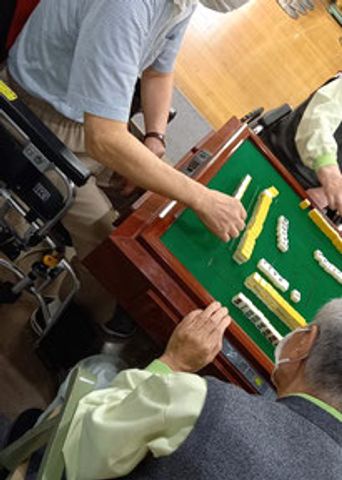 ゲームを楽しむ男性たち