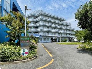 外観と看板がある正面入口  