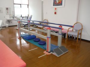 機能訓練器具のある室内  