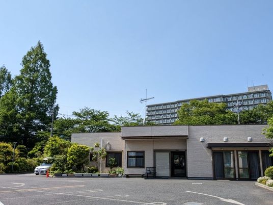 施設の外観と駐車場  