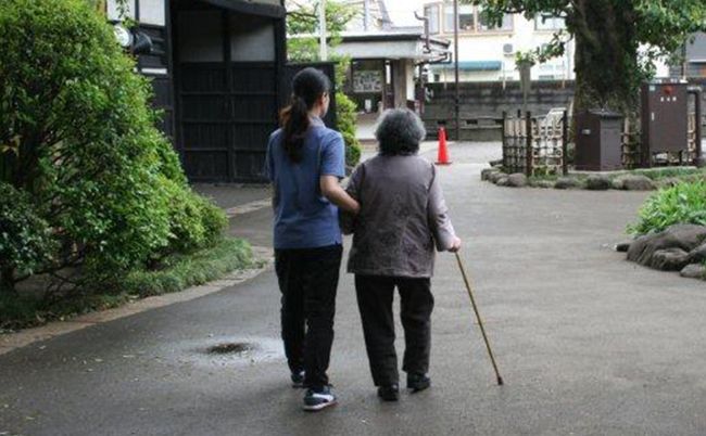 散策する人々の様子