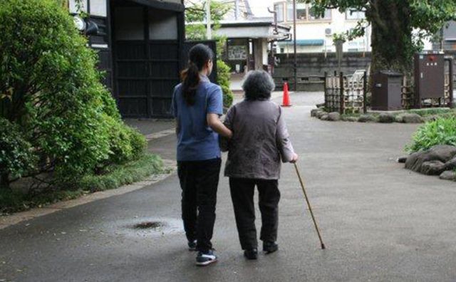 散策する人々の様子