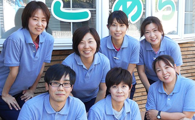 笑顔のスタッフ集合写真