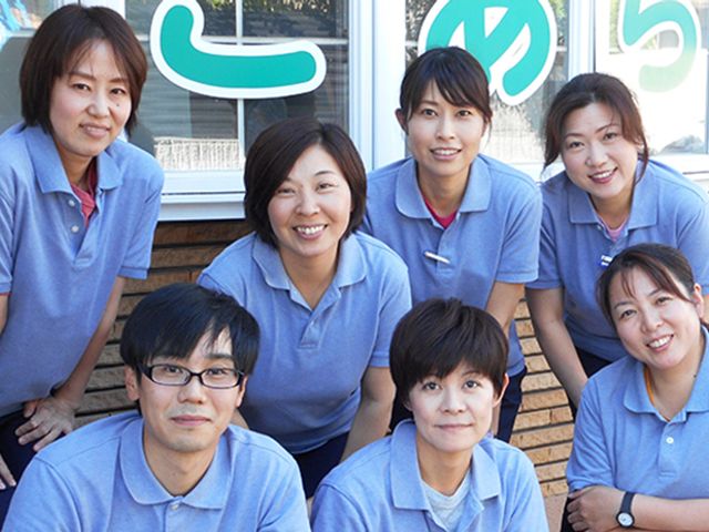 笑顔のスタッフ集合写真 スタッフイメージ 笑顔のスタッフが勢ぞろいしています。明るく活気ある環境で働ける職場です。