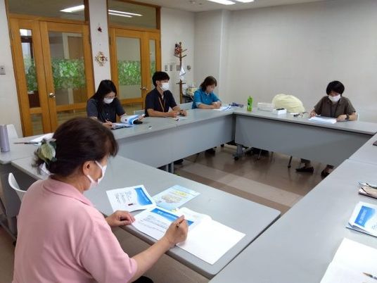 会議中の多目的室  