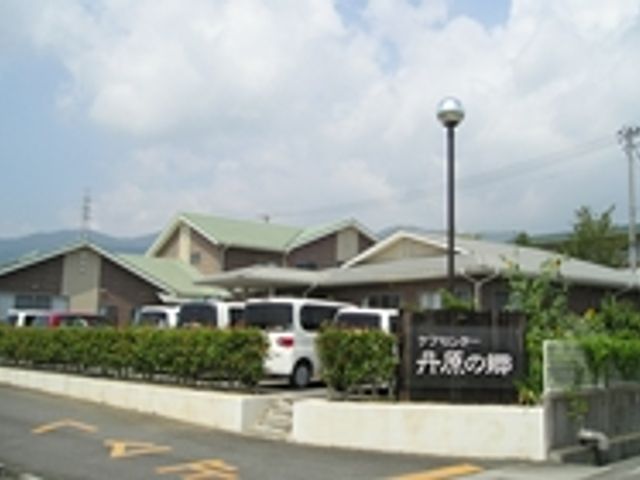 建物と看板のある外観 外観 建物と看板のあるエントランスは、アクセスしやすいよう設計されています。自然豊かな環境が広がっています。