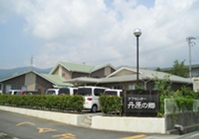 建物と看板のある外観