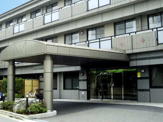 広々とした建物の外観