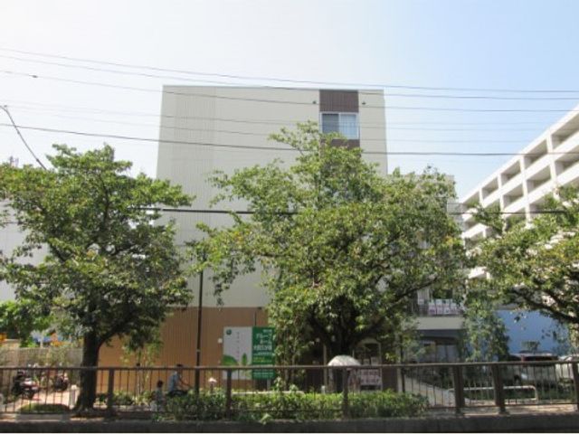 緑豊かな施設外観