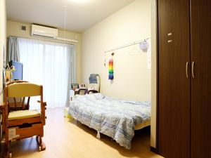 明るい個室の室内
