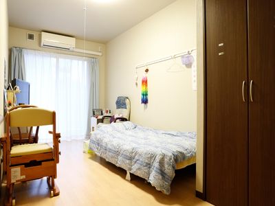 明るい個室の室内