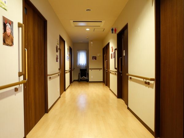 明るい廊下と掲示物