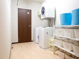 洗濯機と籠のある部屋