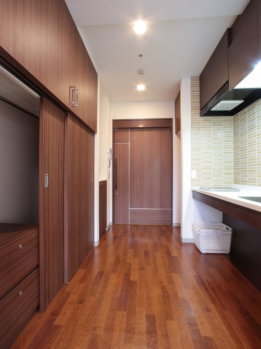 木目調の温かい居室空間