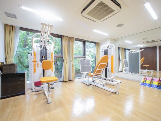機能訓練用器具が整う部屋