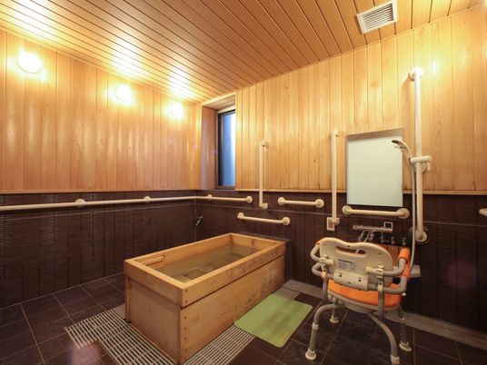 木目調の温かい浴室空間