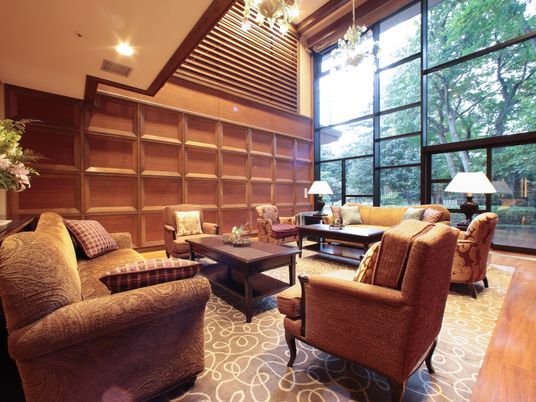 木目調の上品なラウンジ