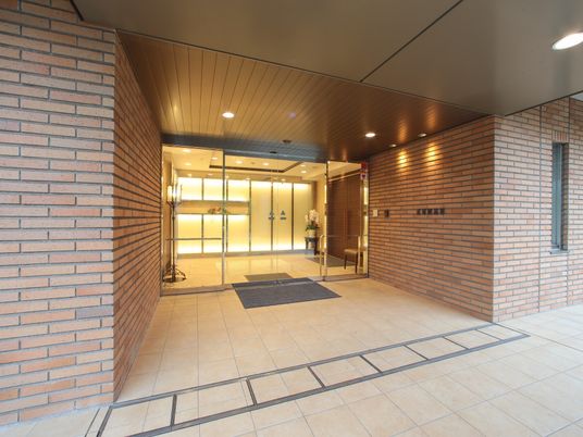 明るい施設のエントランス
