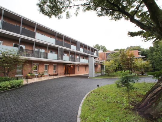 緑豊かな施設外観