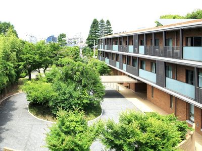 緑豊かな施設の外観