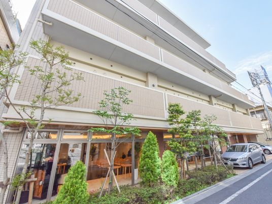 建物外観の綺麗なエントランス