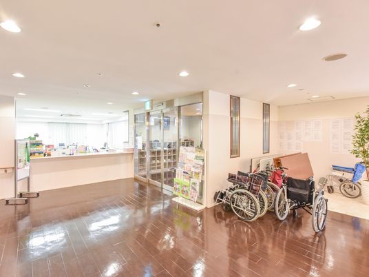 受付と車椅子の廊下