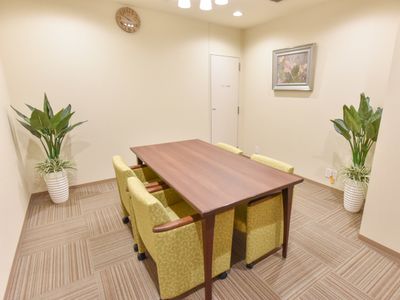 会議室のテーブルと椅子