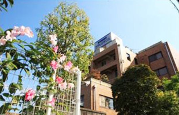 色とりどりの草木が植えられた建物外観