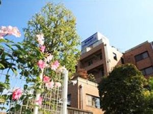 施設の外観と木々  
