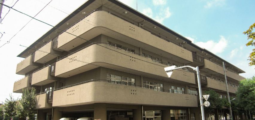 大きな建物の外観