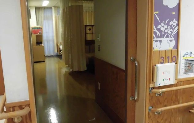 明るい廊下の入口