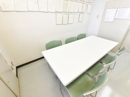 シンプルな会議室