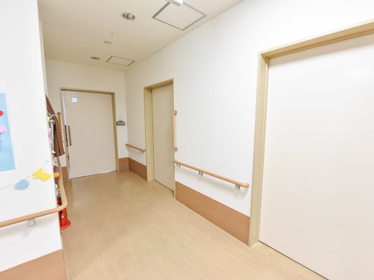 廊下に手すりと扉