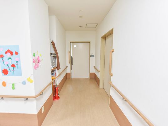 手すりが随所に設置してあり、自分の部屋まで安全に行くことができる。また、廊下のあちこちに利用者やスタッフが作った作品が飾られている。