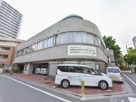 外観の建物と車
