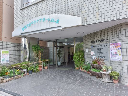 緑に囲まれたエントランス