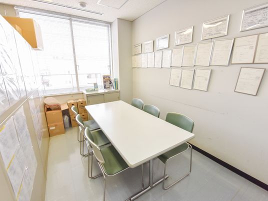 壁に賞状多数の部屋