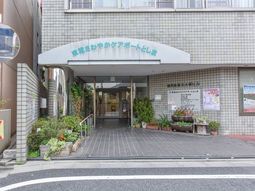 植物が飾られた建物入口