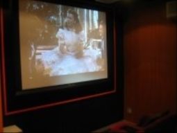 映画が映る暗い部屋