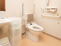 安全な設備のトイレ空間