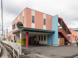 カラフルな建物の外観