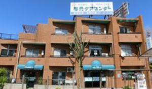 茶色い建物の外観