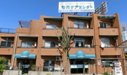 茶色い建物の外観