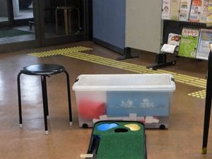 荷物置きのある玄関口  