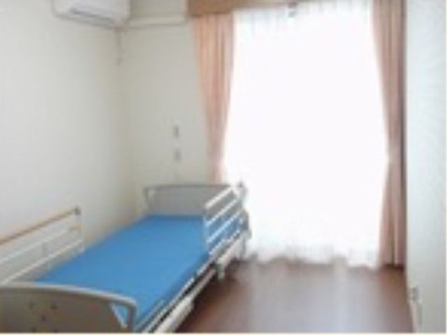 介護の現場の居室 居室 心地よい個室で利用者様のサポートを行う、やりがいのある業務環境です。温かなケアを提供しませんか。