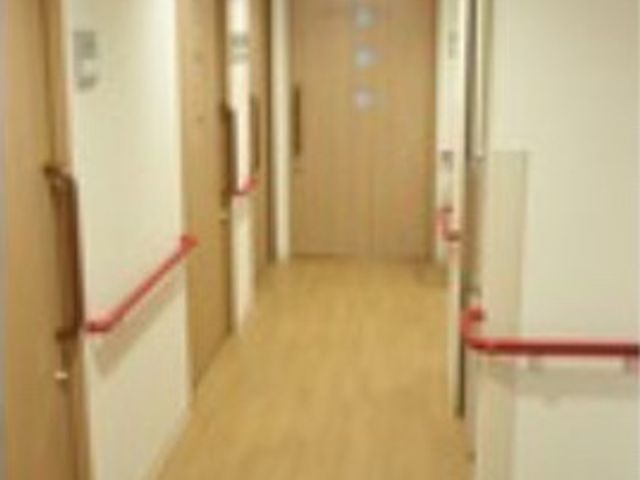 手すり付きの廊下 廊下 手すり完成の廊下で安全面をサポート。居心地の良さを提供し、利用者の笑顔に触れませんか。