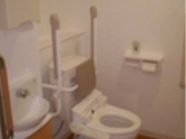 清潔感のあるトイレ設備 トイレ 清潔で使いやすいトイレは、利用者様の安全と快適性を第一に考えた設計です。